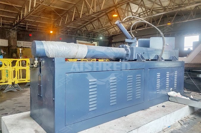 Odstraněč patních drátů pneumatik