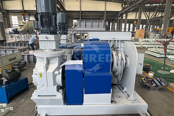 Odstraněč patních drátů pneumatik