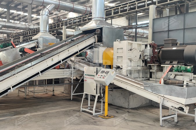 Drtič gumy pro projekt likvidace odpadních pneumatik v čínské provincii Che-nan