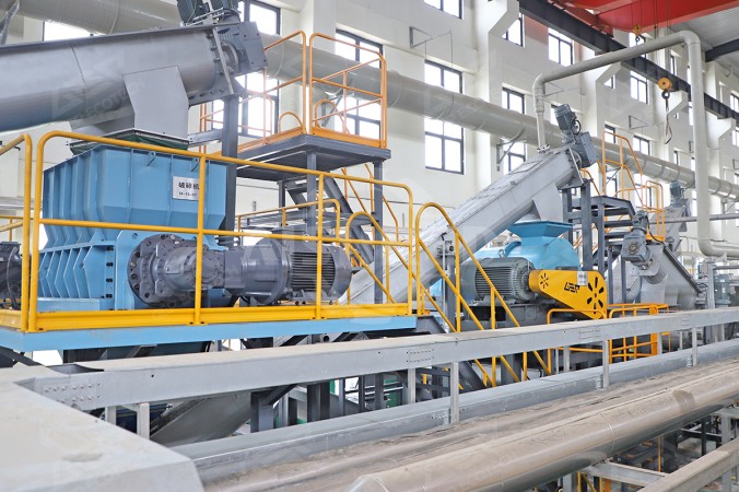 Dvouhřídelový drtič pro projekt recyklace potravinového odpadu v provincii Henan, Čína