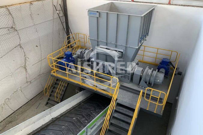 Projekt zpracování kovového šrotu s dvouhřídelovým drtičem v Pekingu