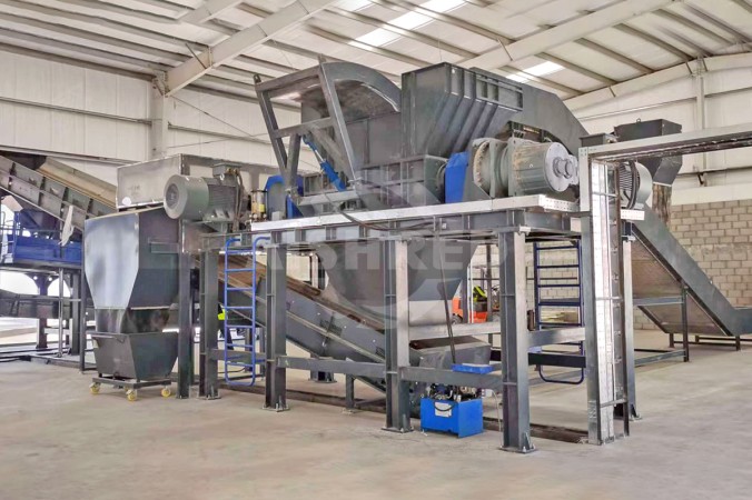 Dvouhřídelový drtič použitý pro projekt recyklace hliníkového šrotu s vysokým standardem 10 000 TPA na Středním východě