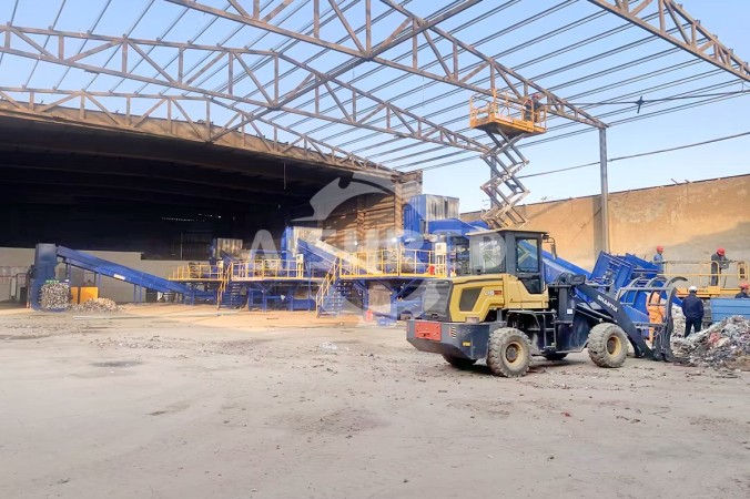 Třístupňová drticí linka s dvouhřídelovým drtičem pro projekt výroby RDF z textilu v čínské provincii Ťiang-su