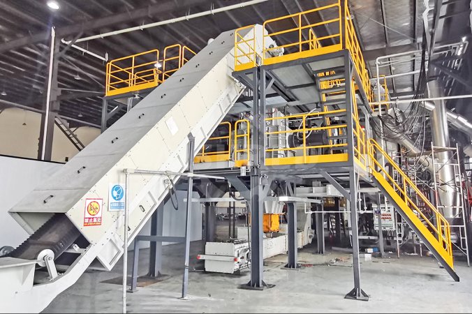 Čtyřhřídelový drtič pro projekt recyklace lithiových baterií v Anhui, Čína