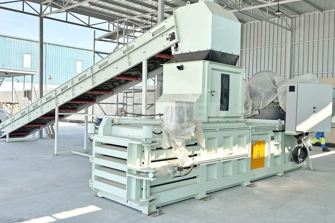 Hydraulický lis pro projekt lisování recyklovatelných složek MSW o kapacitě 100 tun/měsíc na Blízkém východě